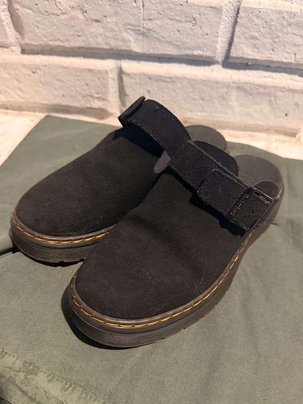 WOMEN'S DR. MARTENS CARLSON CLOGS